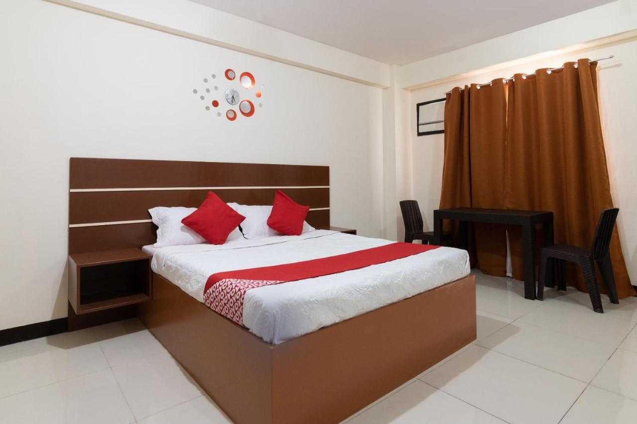 Oyo 578 Red Velvet Suites Манила Экстерьер фото