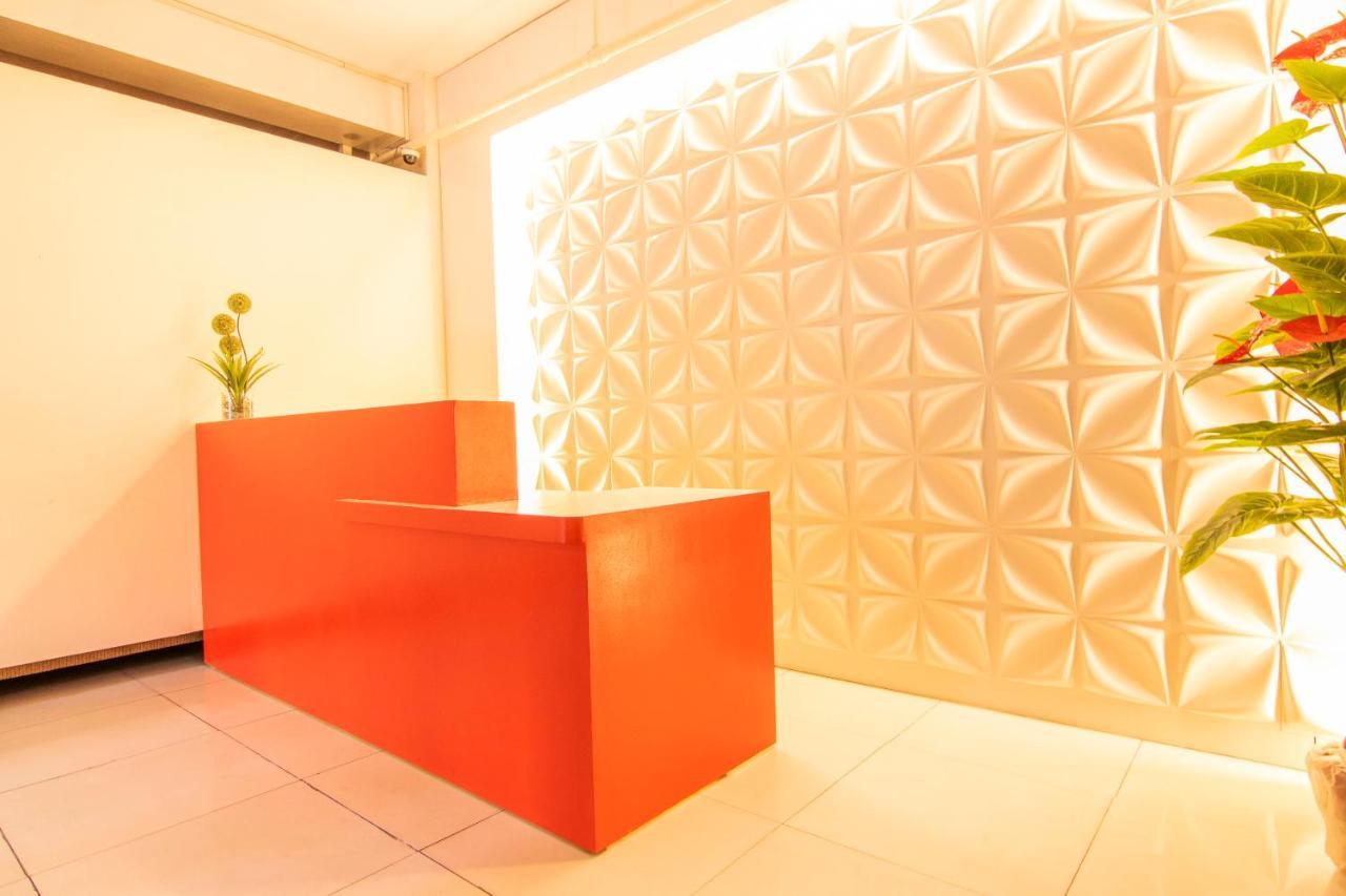 Oyo 578 Red Velvet Suites Манила Экстерьер фото
