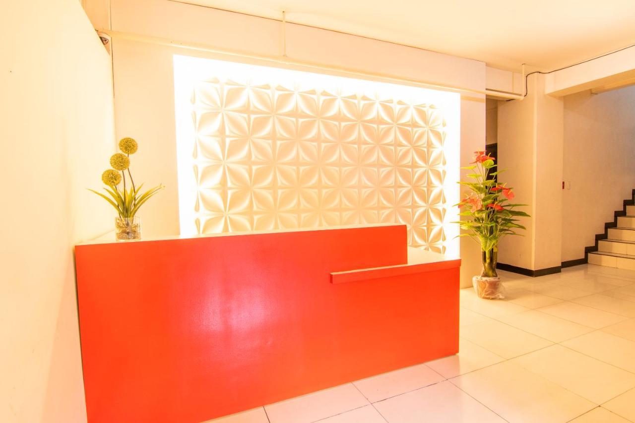 Oyo 578 Red Velvet Suites Манила Экстерьер фото