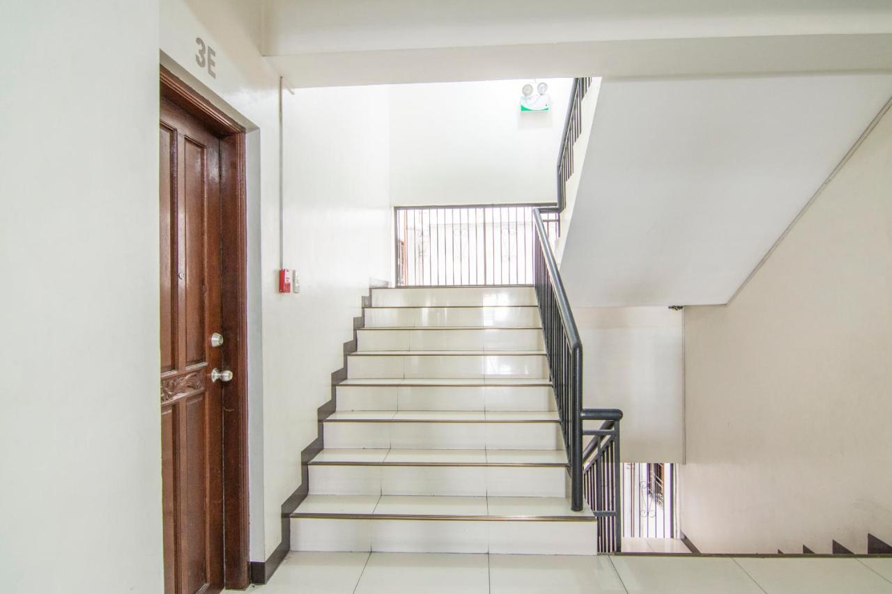 Oyo 578 Red Velvet Suites Манила Экстерьер фото