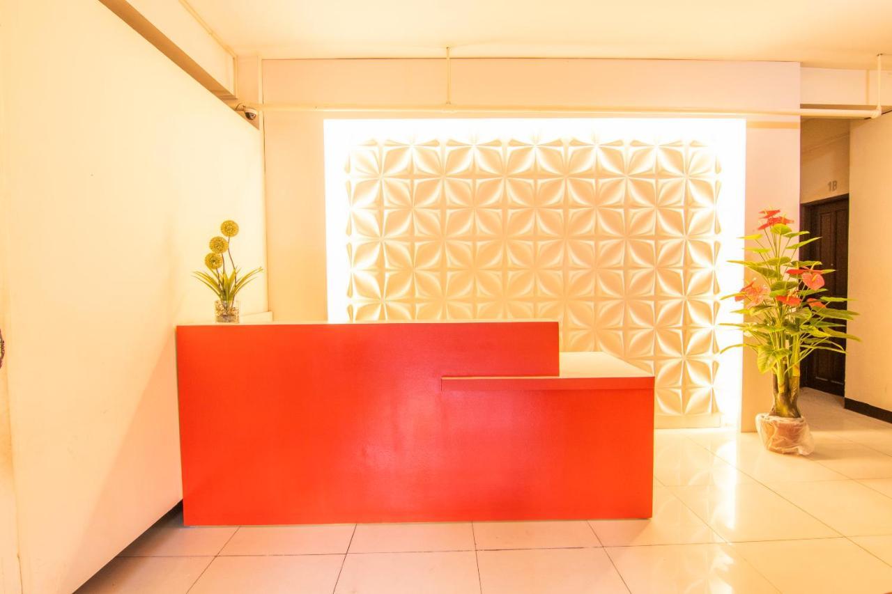 Oyo 578 Red Velvet Suites Манила Экстерьер фото
